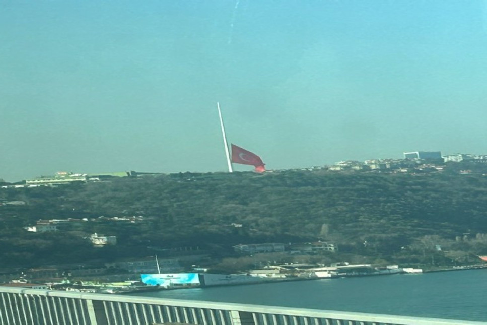 TRT'de bayrak neden yarıya indi