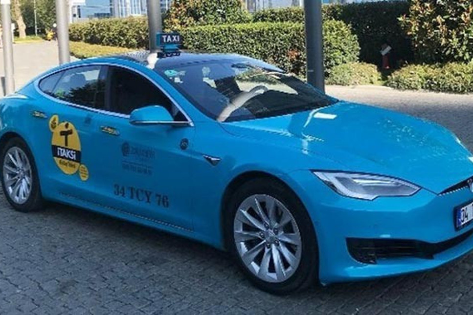 Uber'e karşı Tesla marka turkuaz taksi