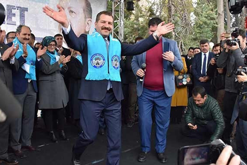 Taraftarlar AK Partili Belediye Başkanı Yücel Yılmaz'ı Erdoğan'a şikayet etti: Verdiği sözleri tutmuyor