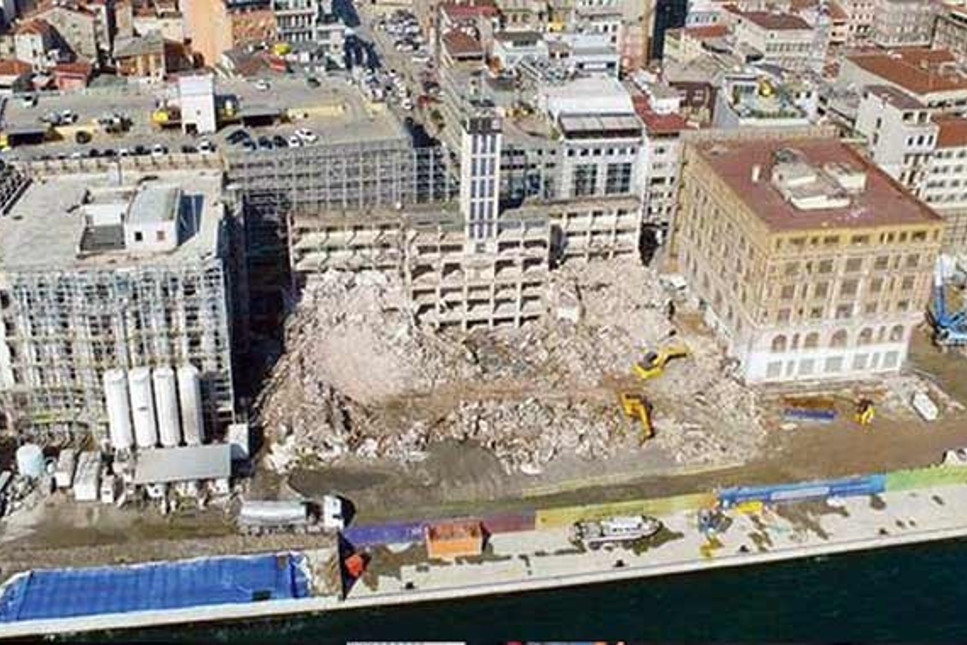 Tarihi Karaköy Yolcu Salonu yıkmanın suç olduğu yıkılınca ortaya çıktı