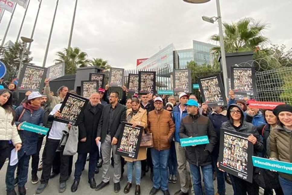 Tebligatla Hürriyet'ten kovulan gazeteciler haklarını arıyor