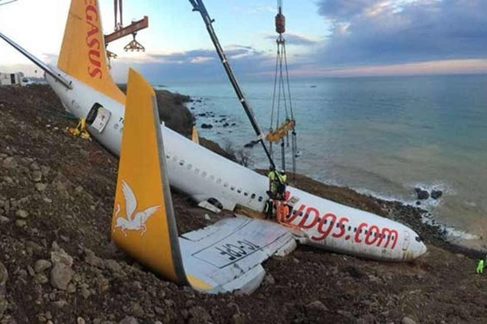 Trabzon'da pistten çıkan Pegasus uçağını kaldırma çalışmaları başladı