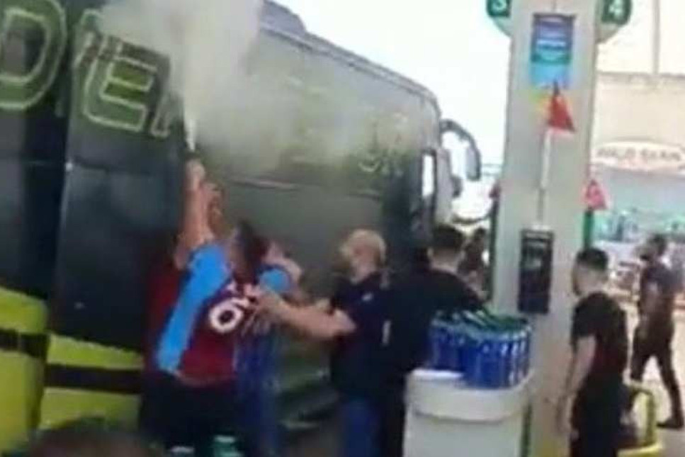 Trabzonsporlu taraftarlardan Fenerbahçe otobüsüne saldırı