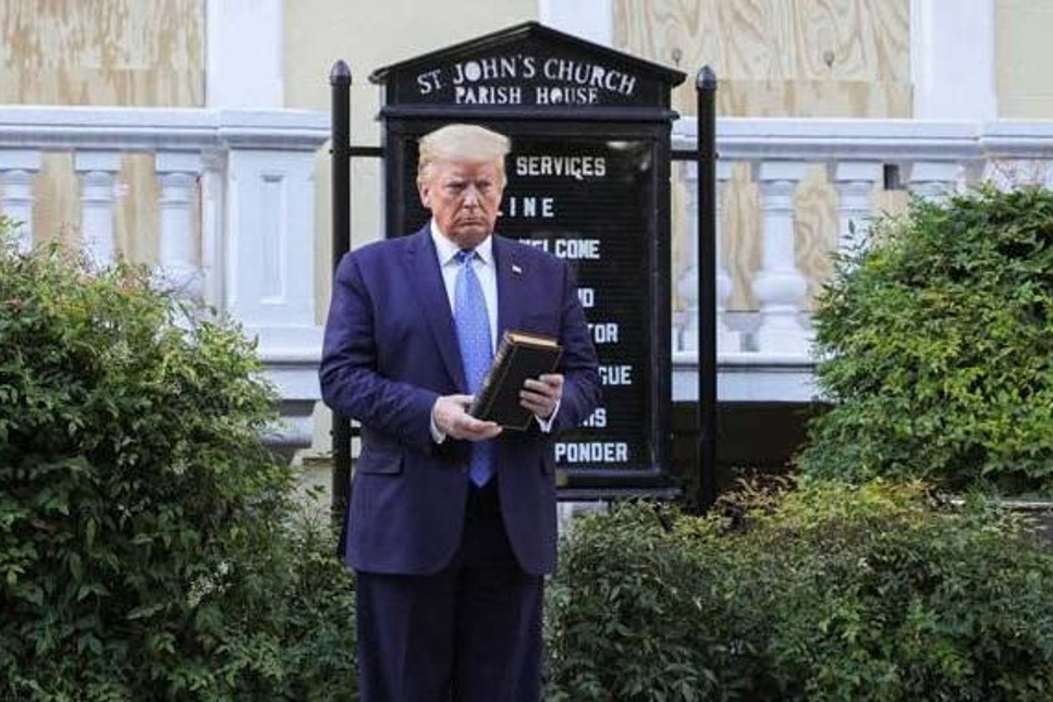 Trump’tan flaş hamle: Önce biber gazı sıktırdı sonra İncil'le poz verdi