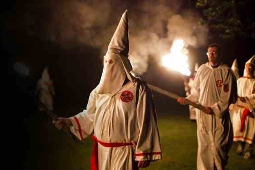 Trump'tan güç alan Ku Klux Klan sempatizanı ırkçılar sokağa indi... OHAL ilan edildi