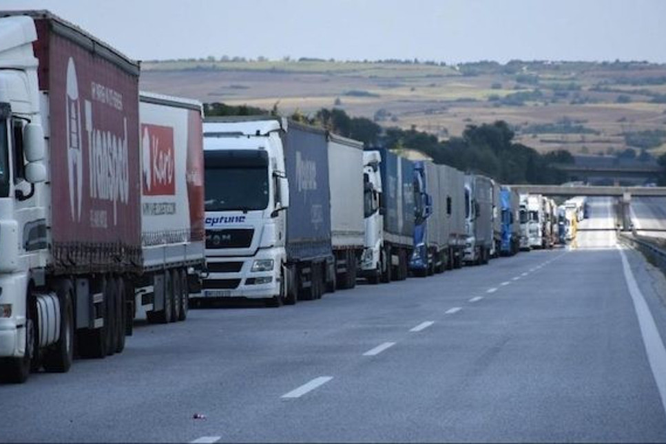 Taşımacılıkta Azerbaycan krizi: Türk TIR'larından 700 dolar alıyor