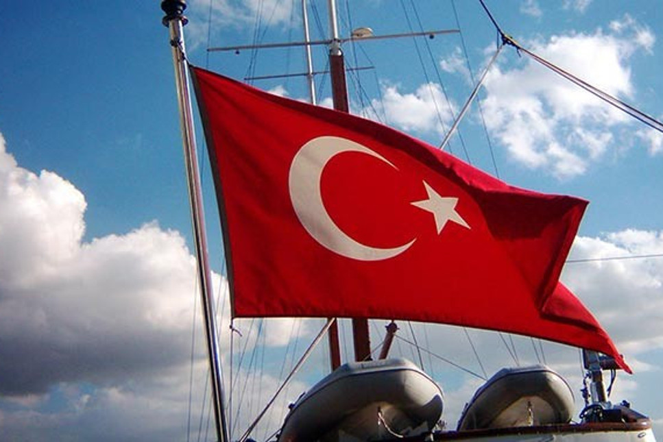 Türk bayrağı takan yata vergi, harç yok