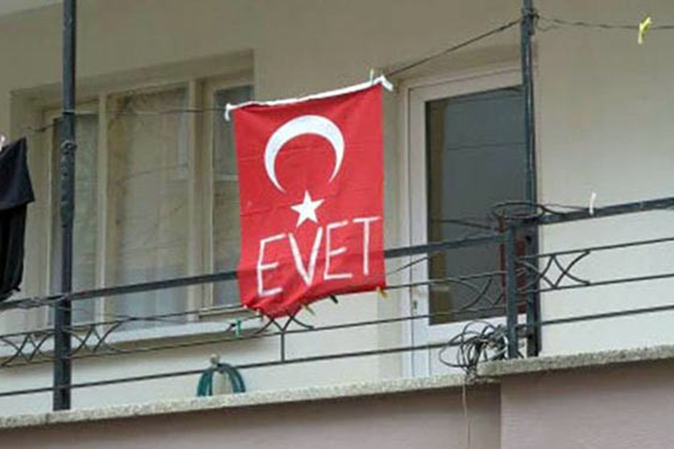 Türk bayrağını bile ‘Evet’e alet ettiler