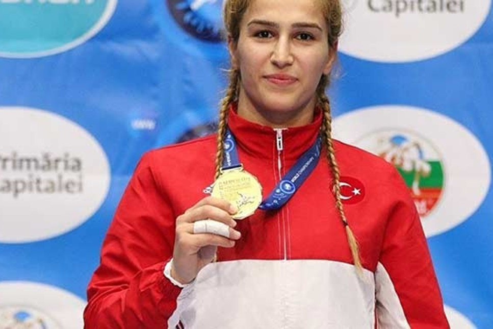 Türk milli güreşçi Buse Tosun'dan altın madalya