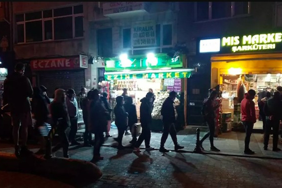 Türkiye'nin 31 ilinde 2 gün sokağa çıkma yasağı ilan edildi, vatandaş marketlere akın etti