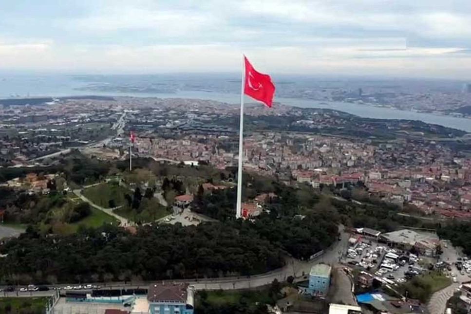 Türkiye'nin en büyük bayrağı Çamlıca'da dalgalanıyor