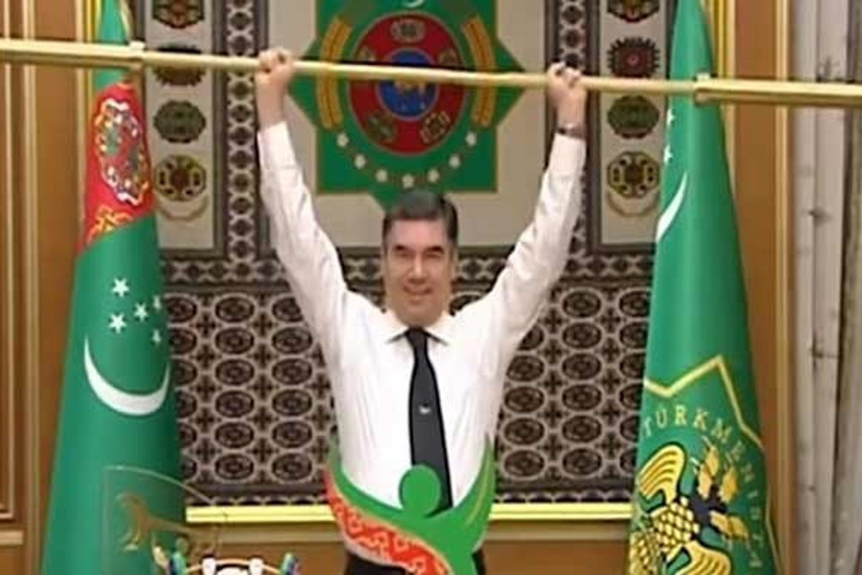 Türkmenistan Devlet Başkanı kabine toplantısında altın halter kaldırdı