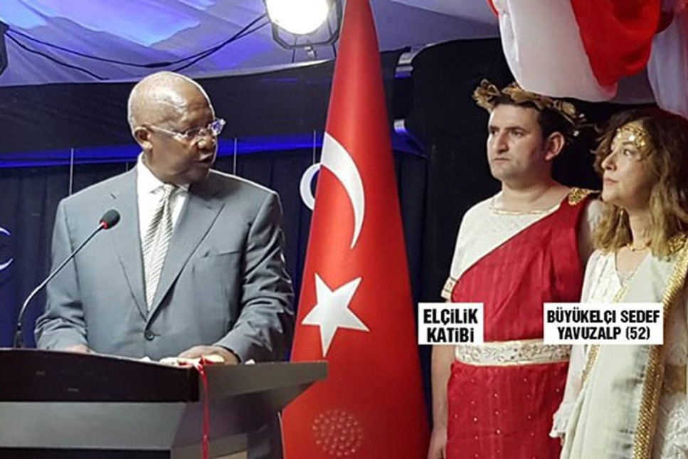 Ugandalılar bile şaşırdı.. Bu Türk büyükelçi, bu da katibi