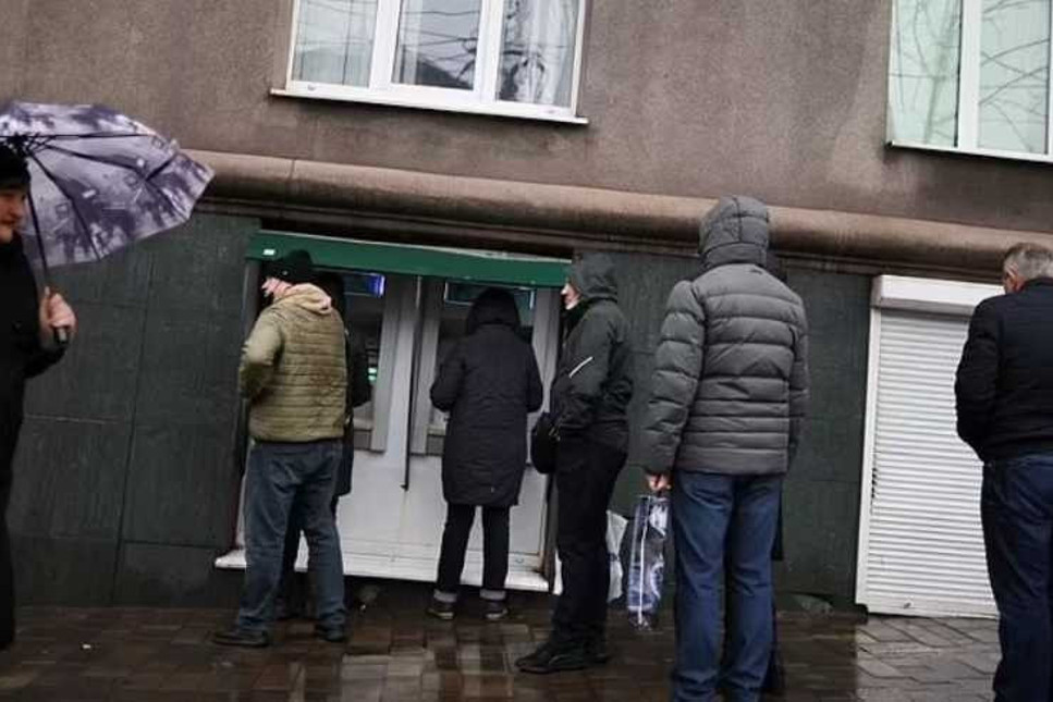 Ukrayna'daki bankalardan döviz çekmek yasaklandı