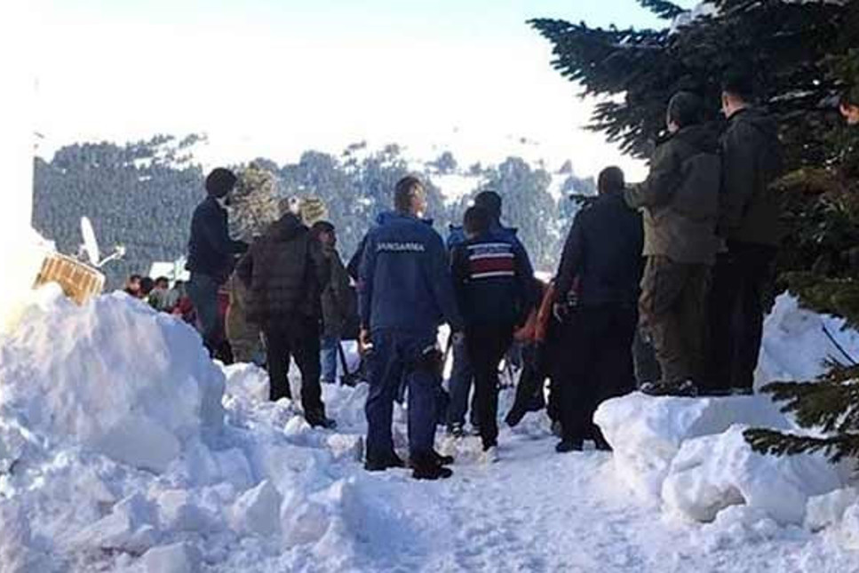 Uludağ'da şok! Tonlarca kar vatandaşların üzerine düştü, 6 kişi hastanelik oldu