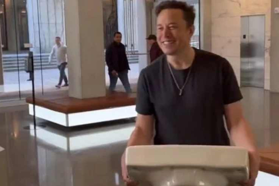 Elon Musk kendisini Twitter'in tek yöneticisi yaptı