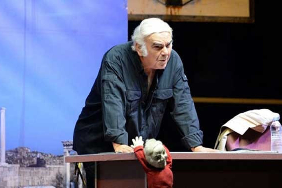 Ünlü tiyatrocu Enis Fosforoğlu hayatını kaybetti