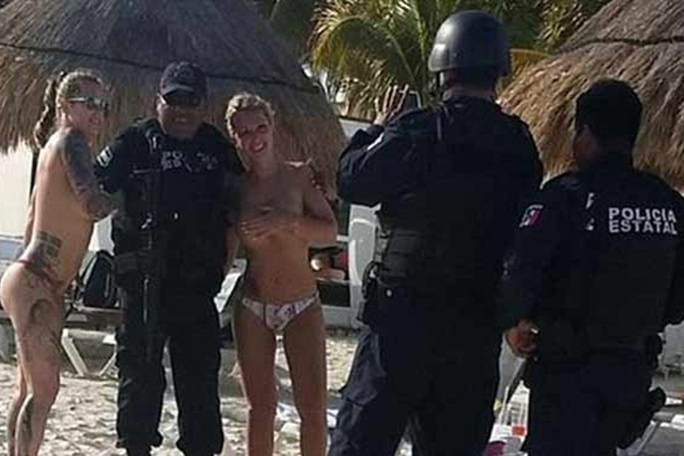 Üstsüz turistlerle çekilen fotoğraf polisleri yaktı
