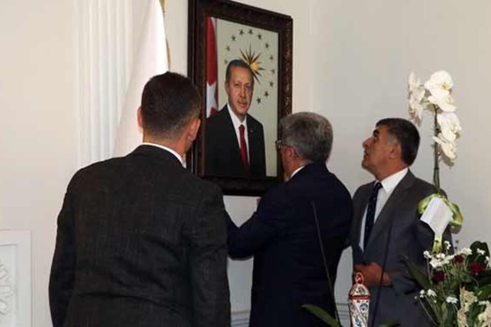 Van kayyumu, ilk iş olarak Erdoğan fotoğrafını astı