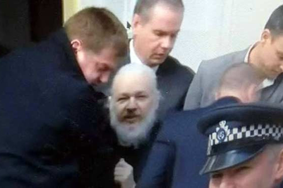 Wikileaks'in kurucusu Assange 7 yıl sonra böyle gözaltına alındı