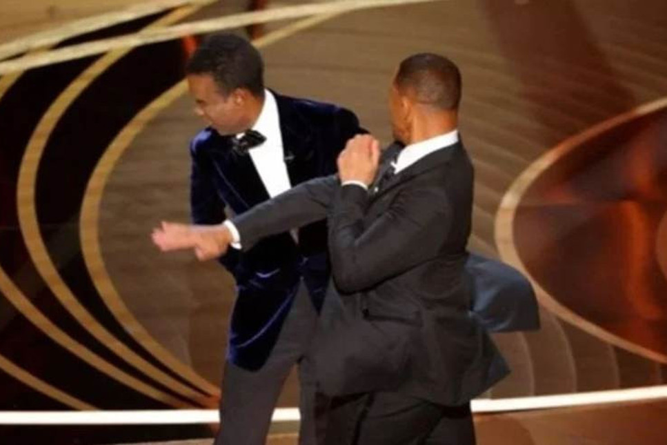 Will Smith, Oscar töreninde ünlü komedyen Chris Rock'ı tokatladı: Eşimin adını o lanet ağzına alma