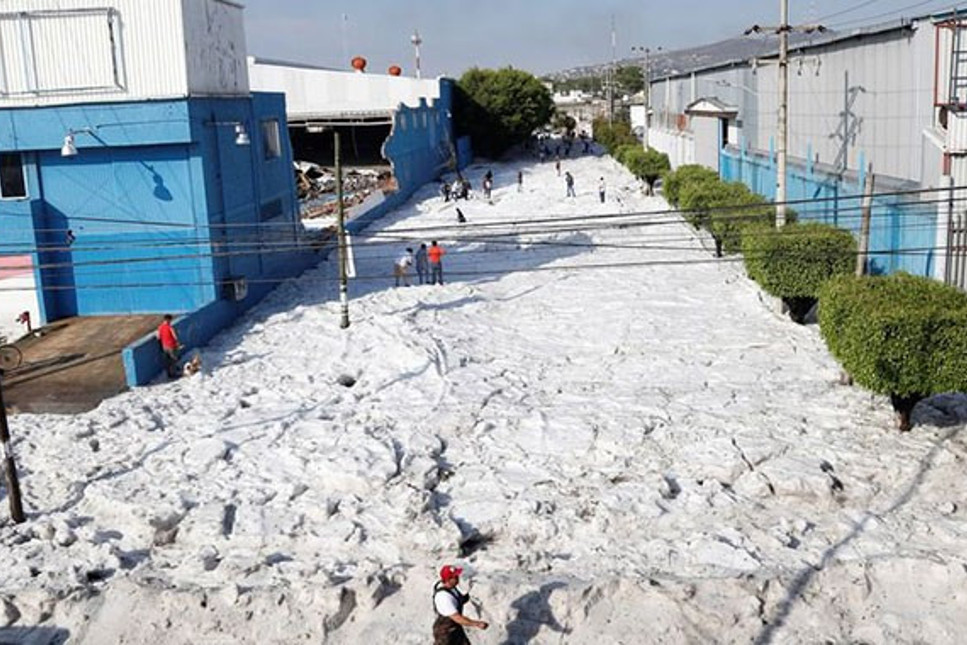 Yaz ortasında dolu yağdı, şehir 1.5 metre yükseklikte buzla kaplandı