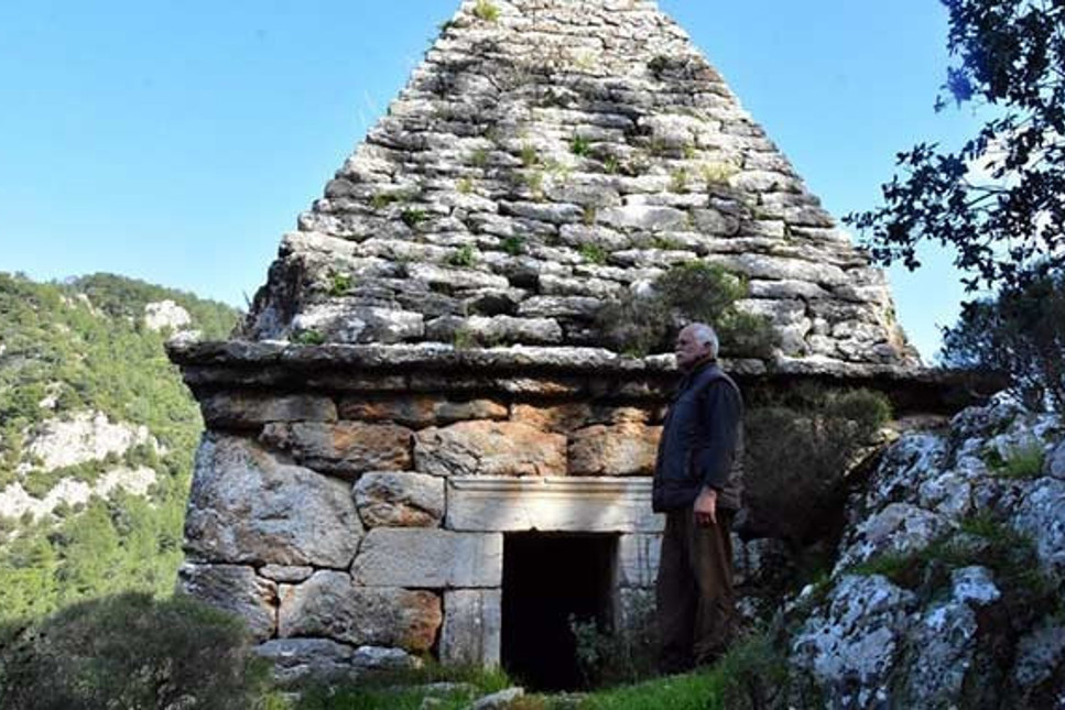 Yıllarca adaklar adanan 'Çağ Baba' türbesi, Yunan savaşçının piramit mezarı çıktı
