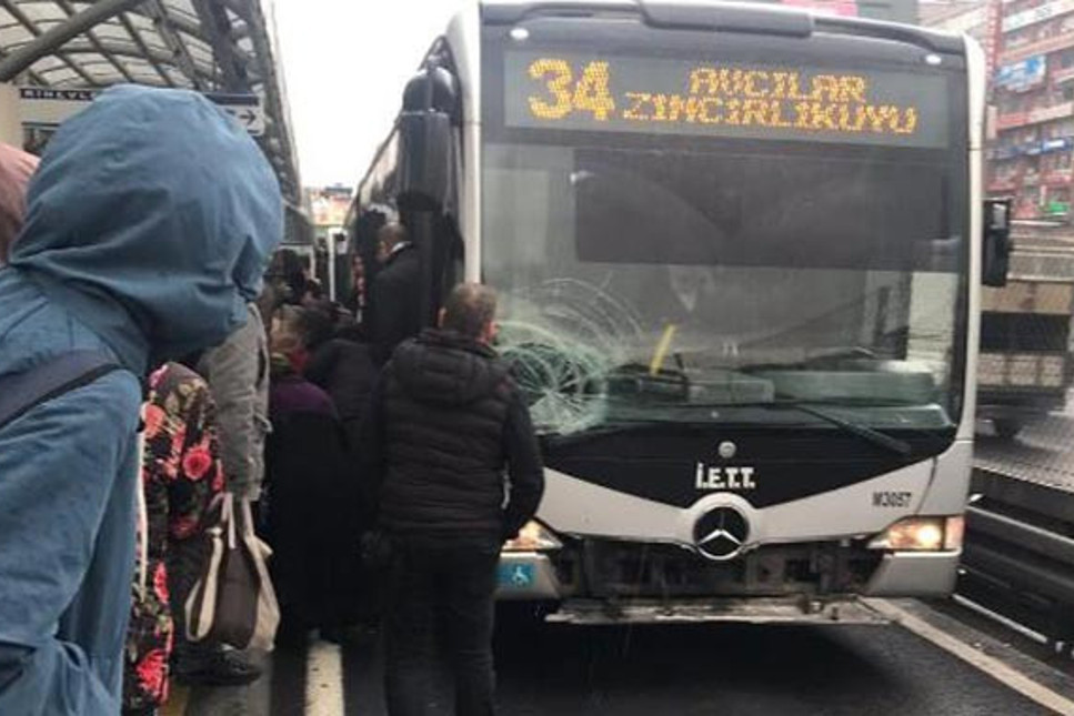 Yola düşen kadın yolcuya metrobüs çarptı