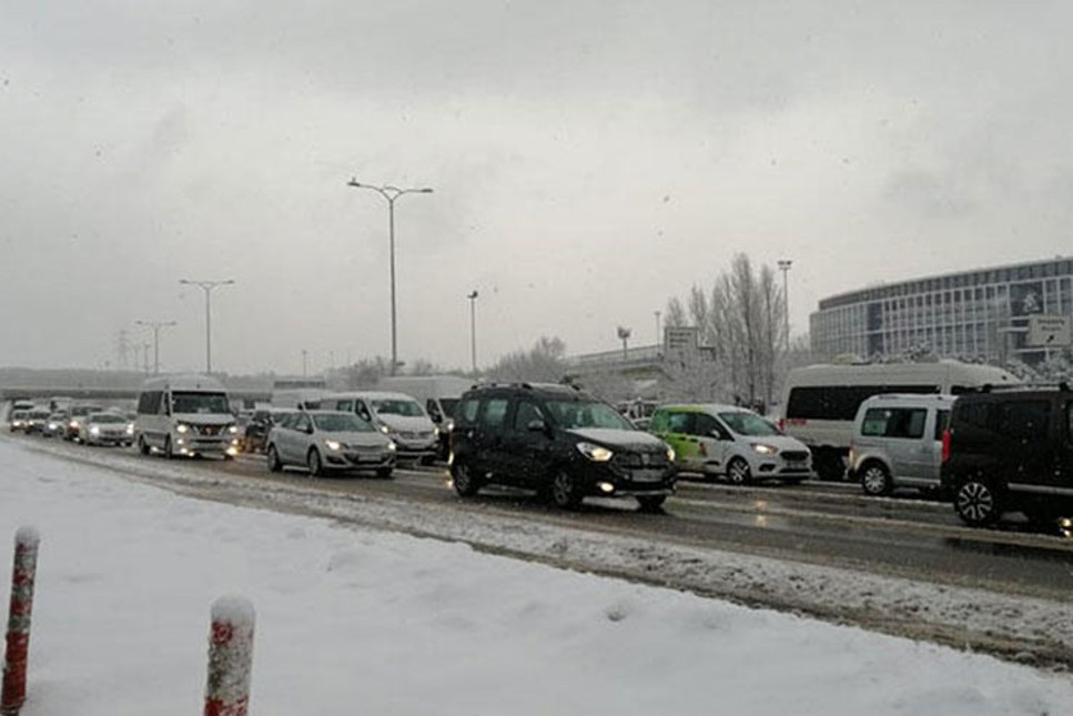 Yollar kapandı! Kar İstanbul'u esir aldı