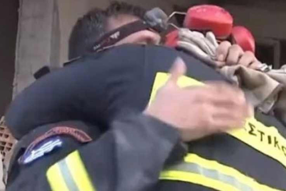 Yunan ekip küçük kızı enkazdan kurtardı; gözyaşlarını tutamadılar