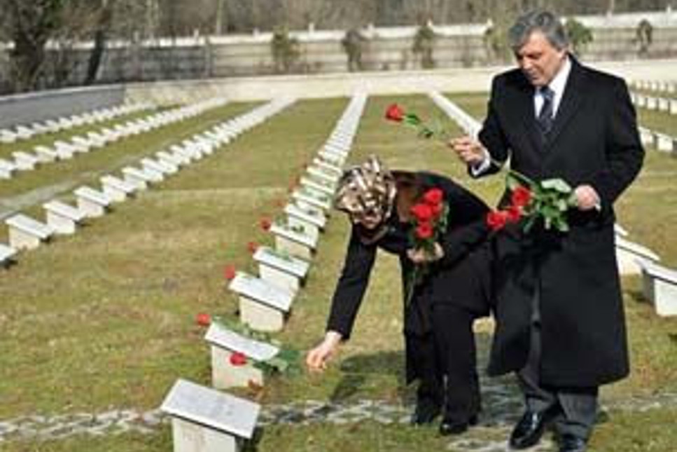 Abdullah Gül kimin mezarına ziyarette bulundu?