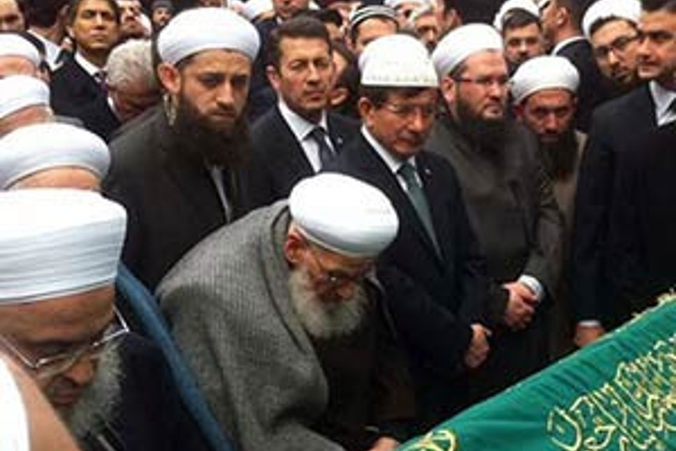 Başbakan Davutoğlu, o cemaatin cenaze namazına katıldı