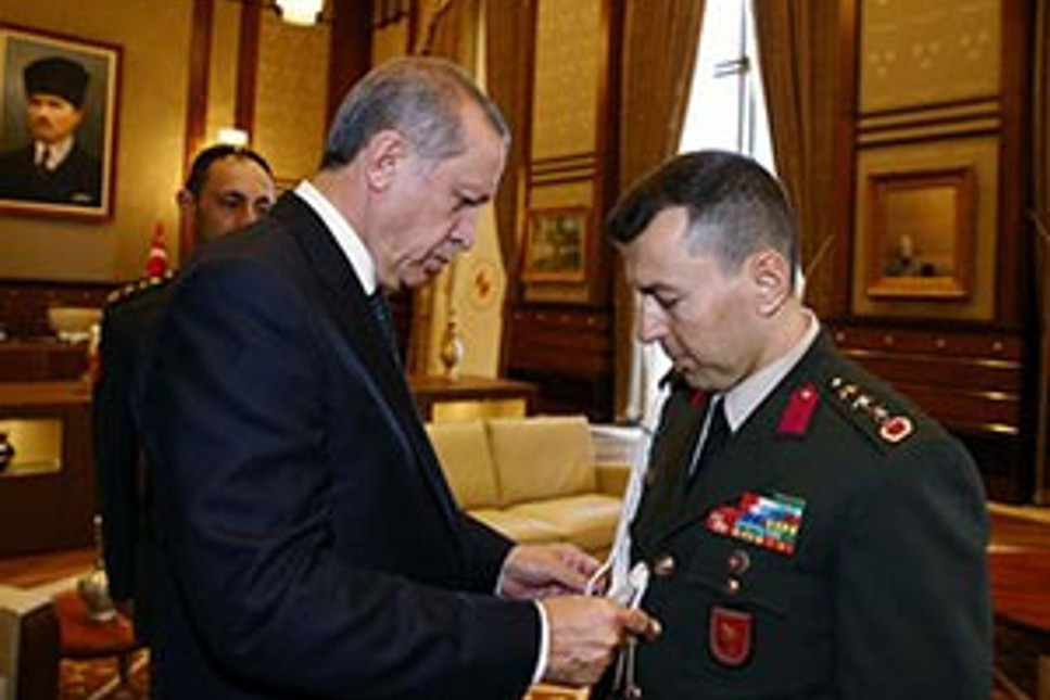 Cumhurbaşkanı Erdoğan'ın en yakınındaki iki asker gözaltında