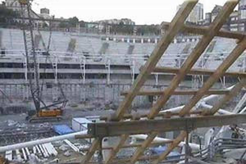Vodafone Arena'da çatı iskelesi çöktü: İki yaralı