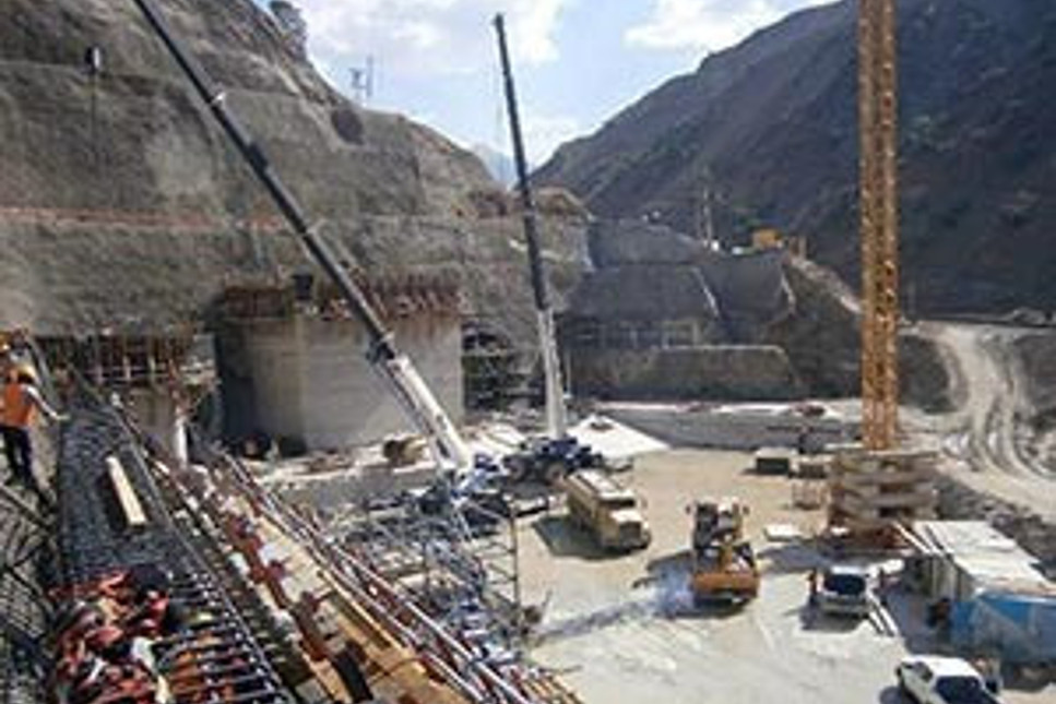 1 milyar dolarlık baraj durdu; 900 işçi gönderildi