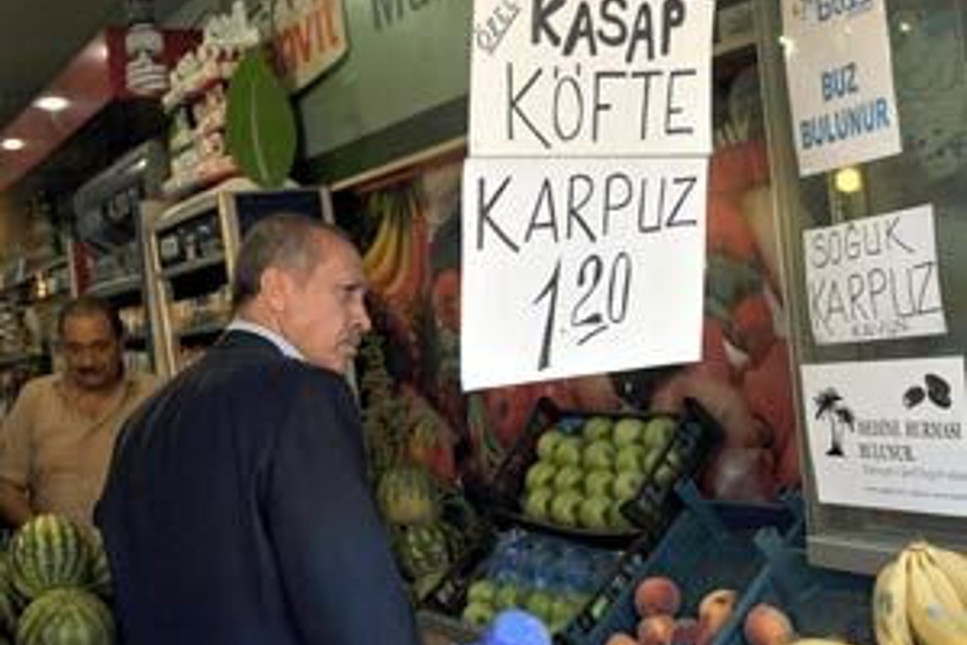 Türk tüketicisinin başı eğik, kalp hizasına bakıyor