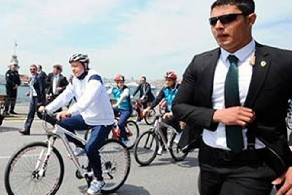 Erdoğan bisiklet sürdü… Korumaları ‘ecel teri döktü’