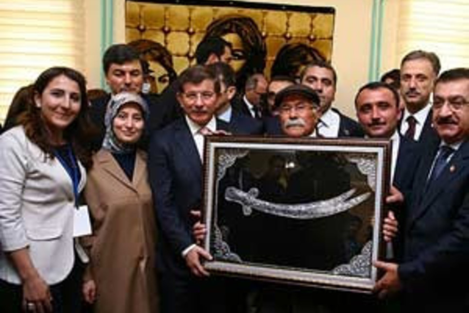 Başbakan Davutoğlu cemevini ziyaret etti