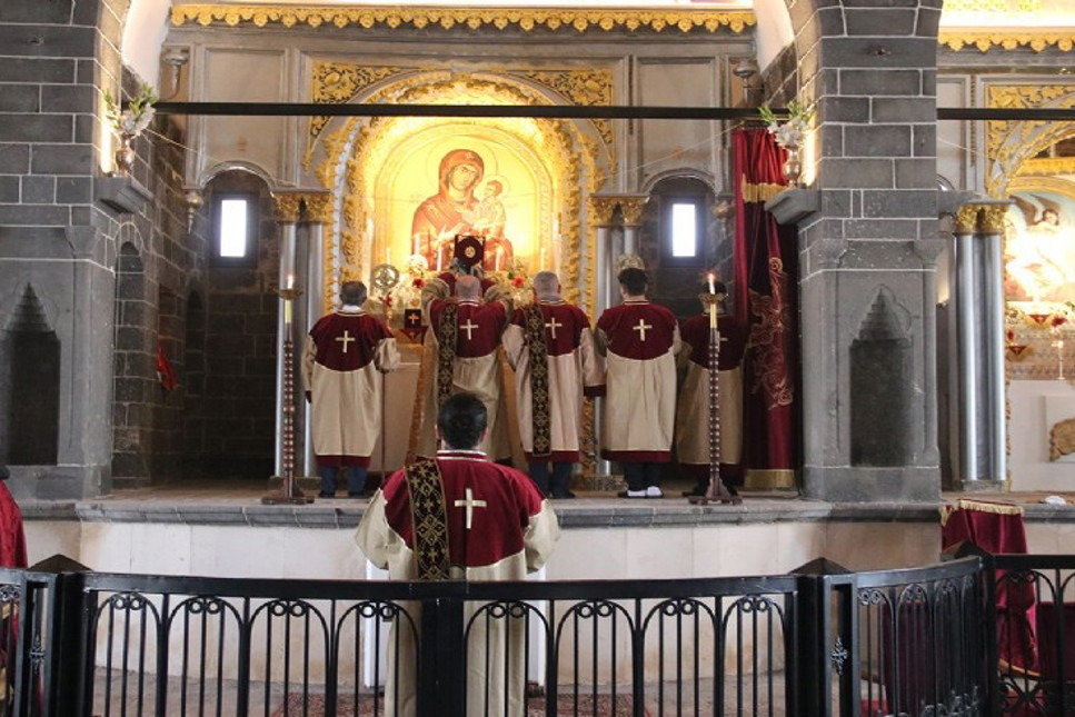 Diyarbakır'daki Surp Giragos Ermeni Kilisesi'nde isim günü ayini