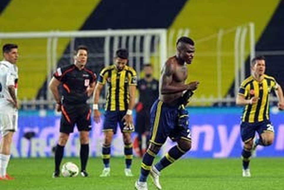 Olay futbolcu Emenike sabaha karşı İstanbul'u terk etti