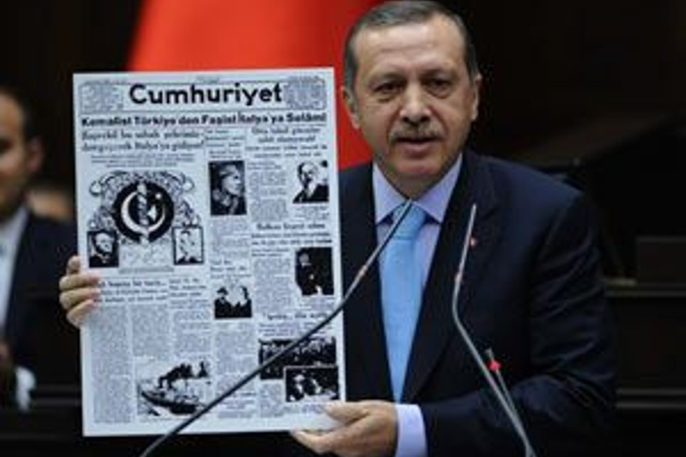 Tarihi manşetlerle CHP'yi vurdu