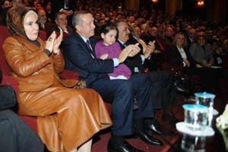 Erdoğan, İstiklal Marşı'nı ünlülerden dinledi