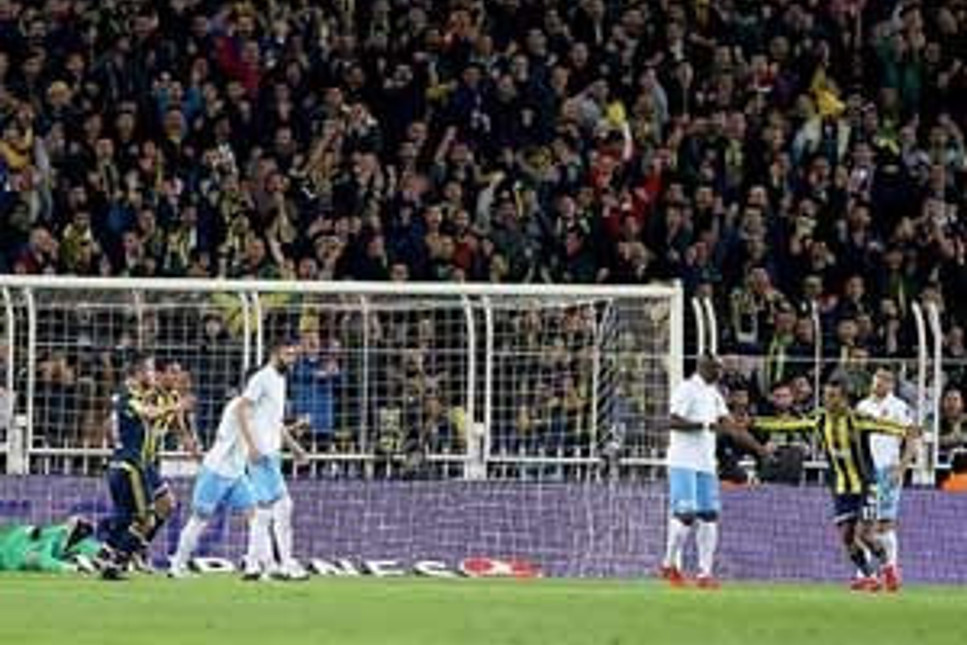 Fenerbahçe, Trabzon'u yendi, zirveye kondu