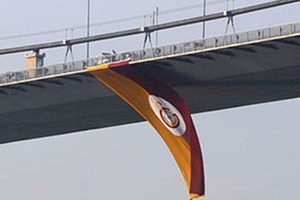 Köprüdeki Galatasaray bayrağını denize attılar