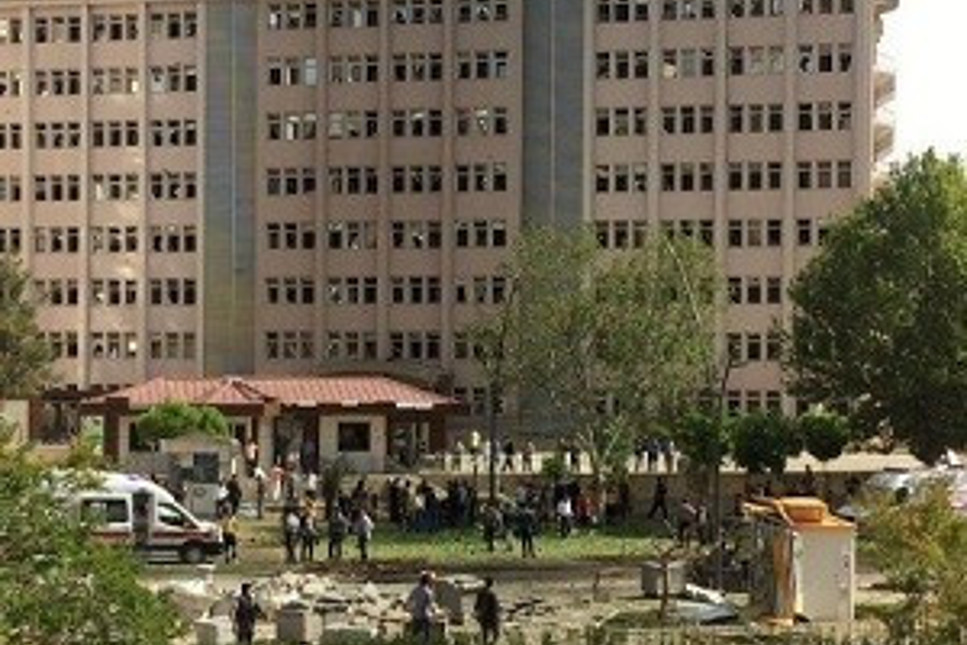 Gaziantep’te bombalı araçla saldırı: 2 polis şehit 13 yaralı