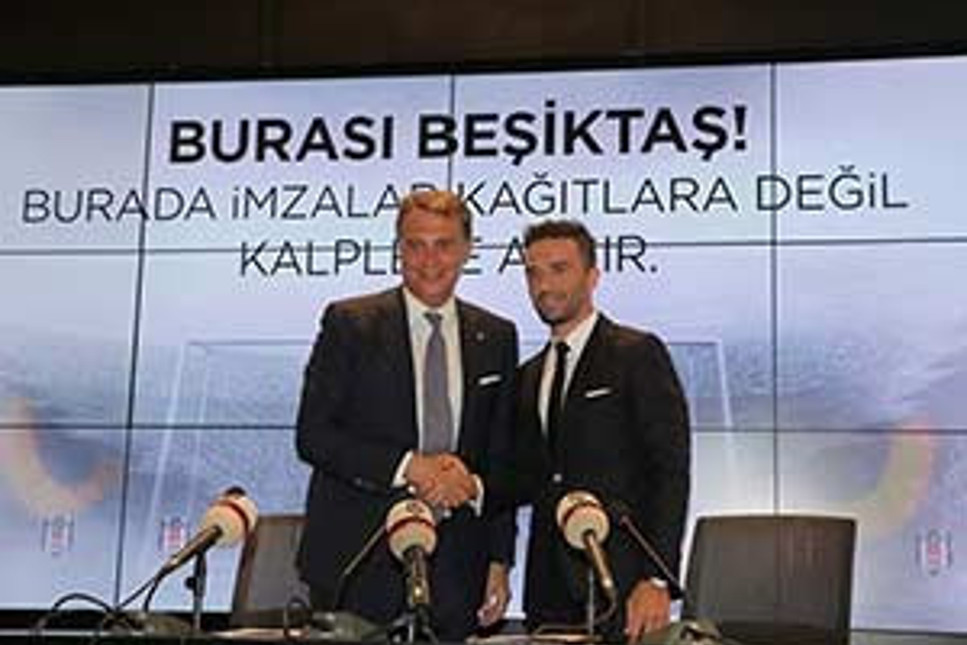 Gökhan Gönül, Beşiktaş'a imzayı attı, Aziz Yıldırım'ın adını anmadı