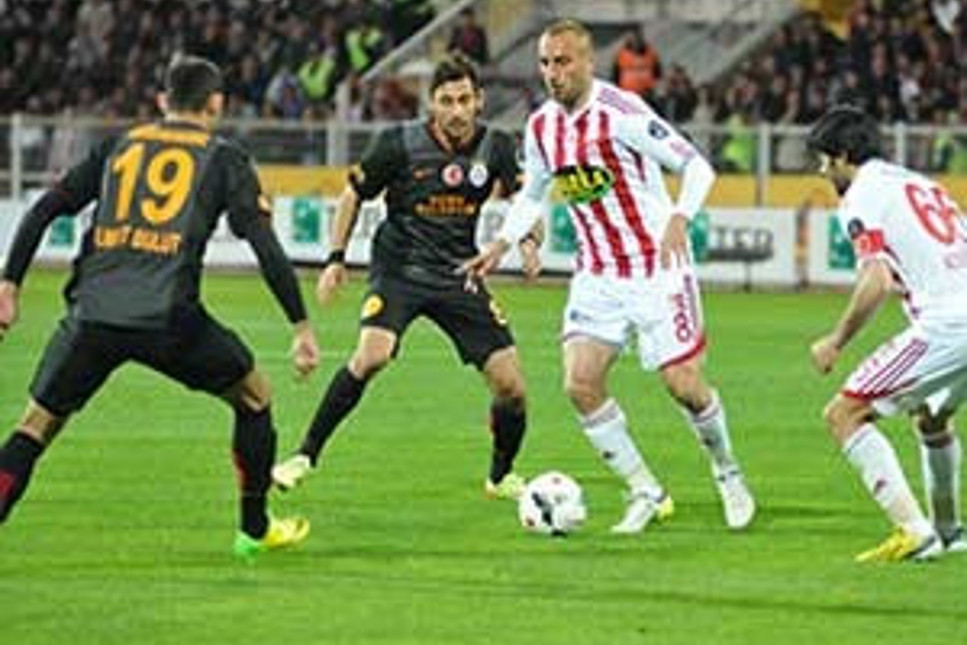 Galatasaray'a Sivasspor'dan ağır darbe