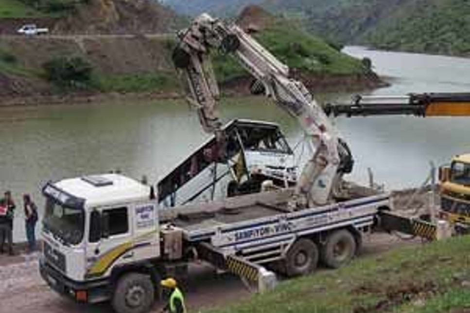 Öğrenci minibüsü baraja uçtu: 6 kişi öldü
