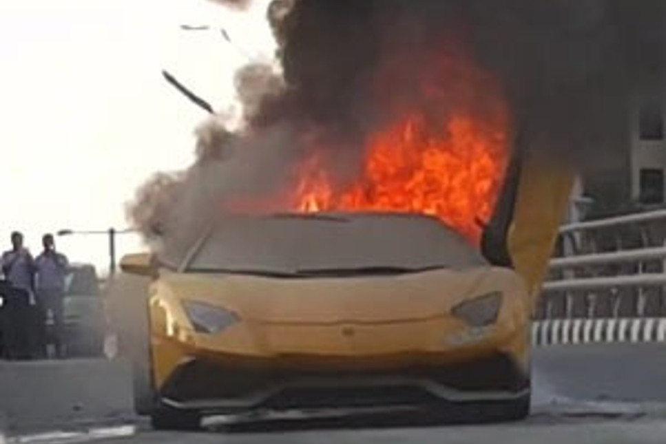 Milyonluk Lamborghini böyle cayır cayır yandı!