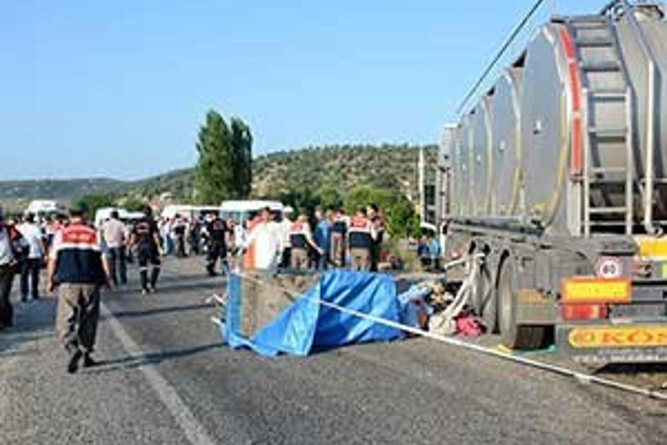 TIR, kamyonete çarptı: 40 Lira için 15 işçi öldü